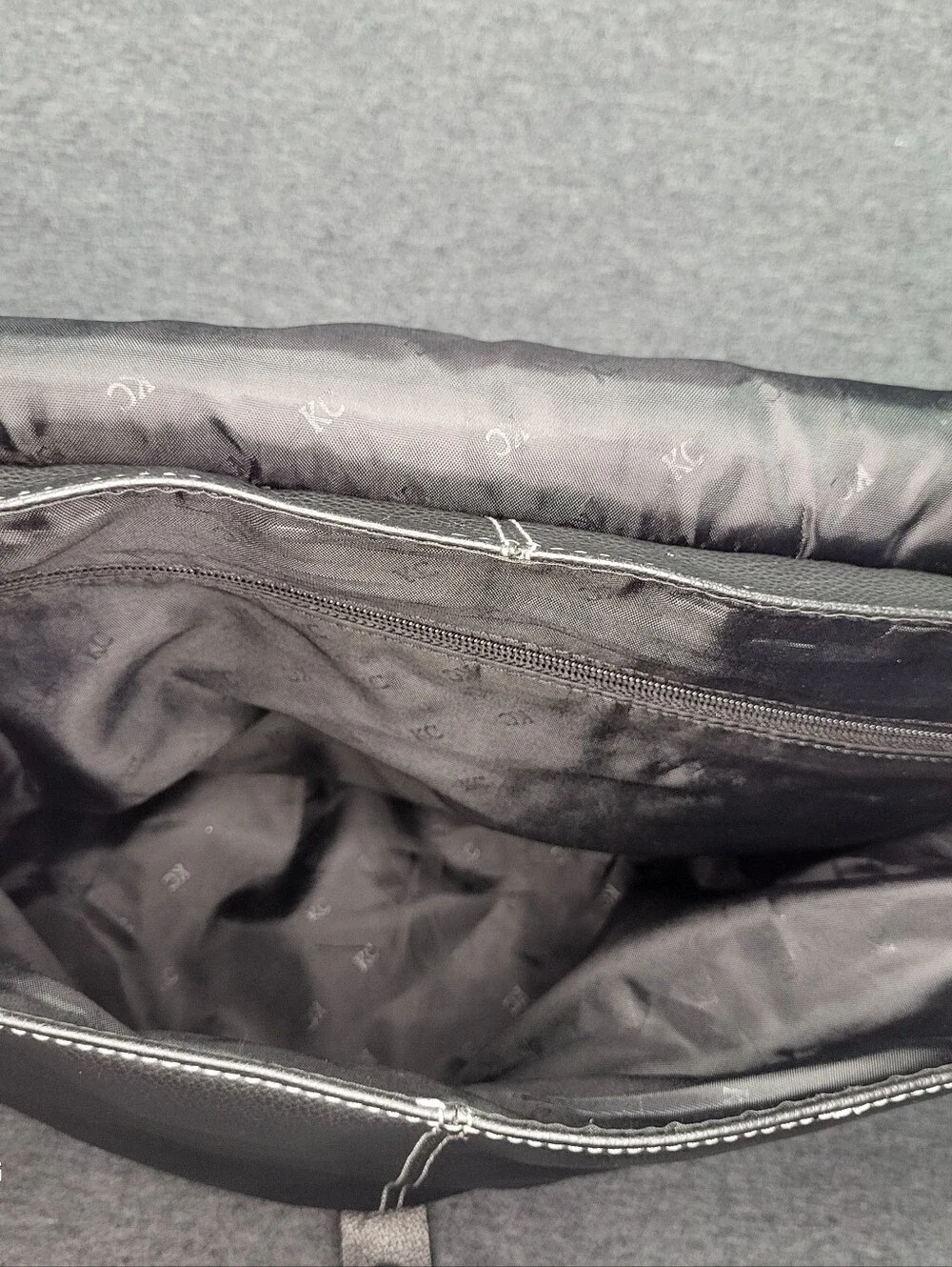 Kenneth Cole Classic Black Leather Messenger Bag with Adjustable Strap